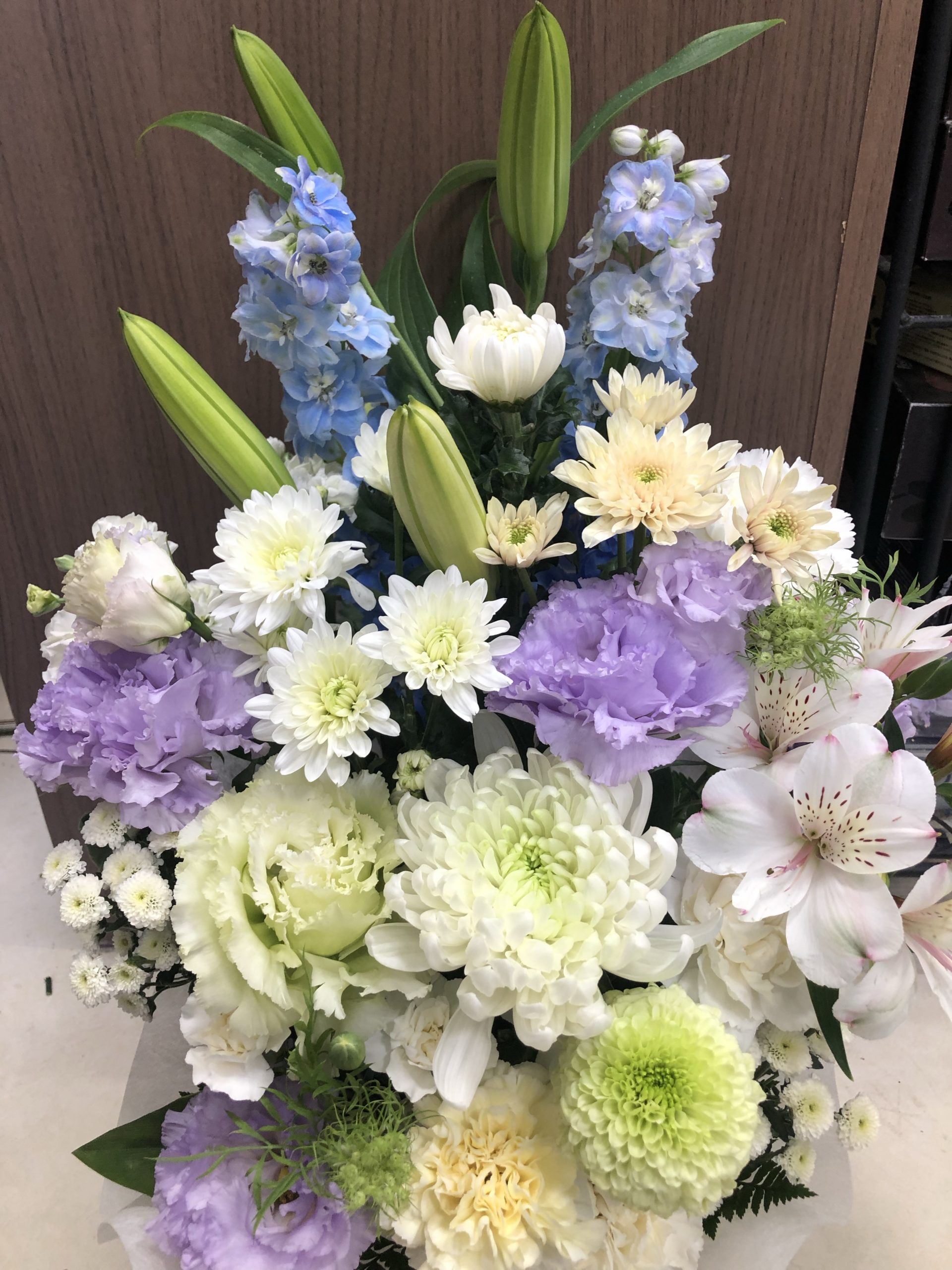 百合入り白中心供花(＋淡い青・淡い紫)
